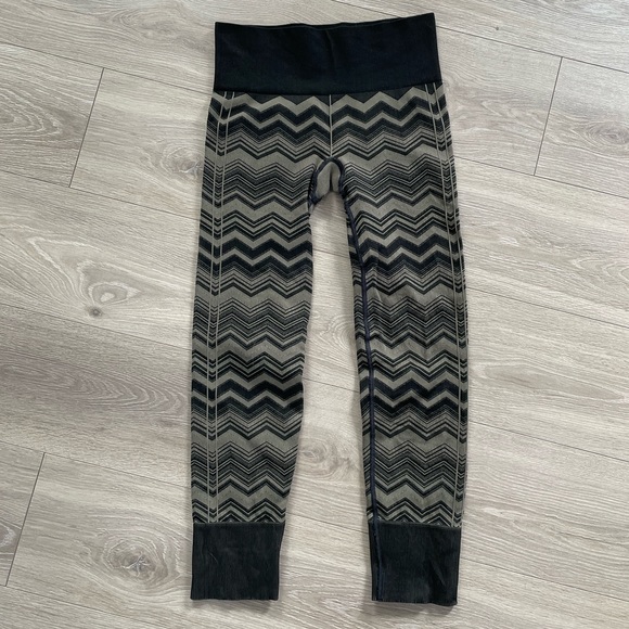 ✨Early 2000’s Lululemon✨ - Picture 2 of 3